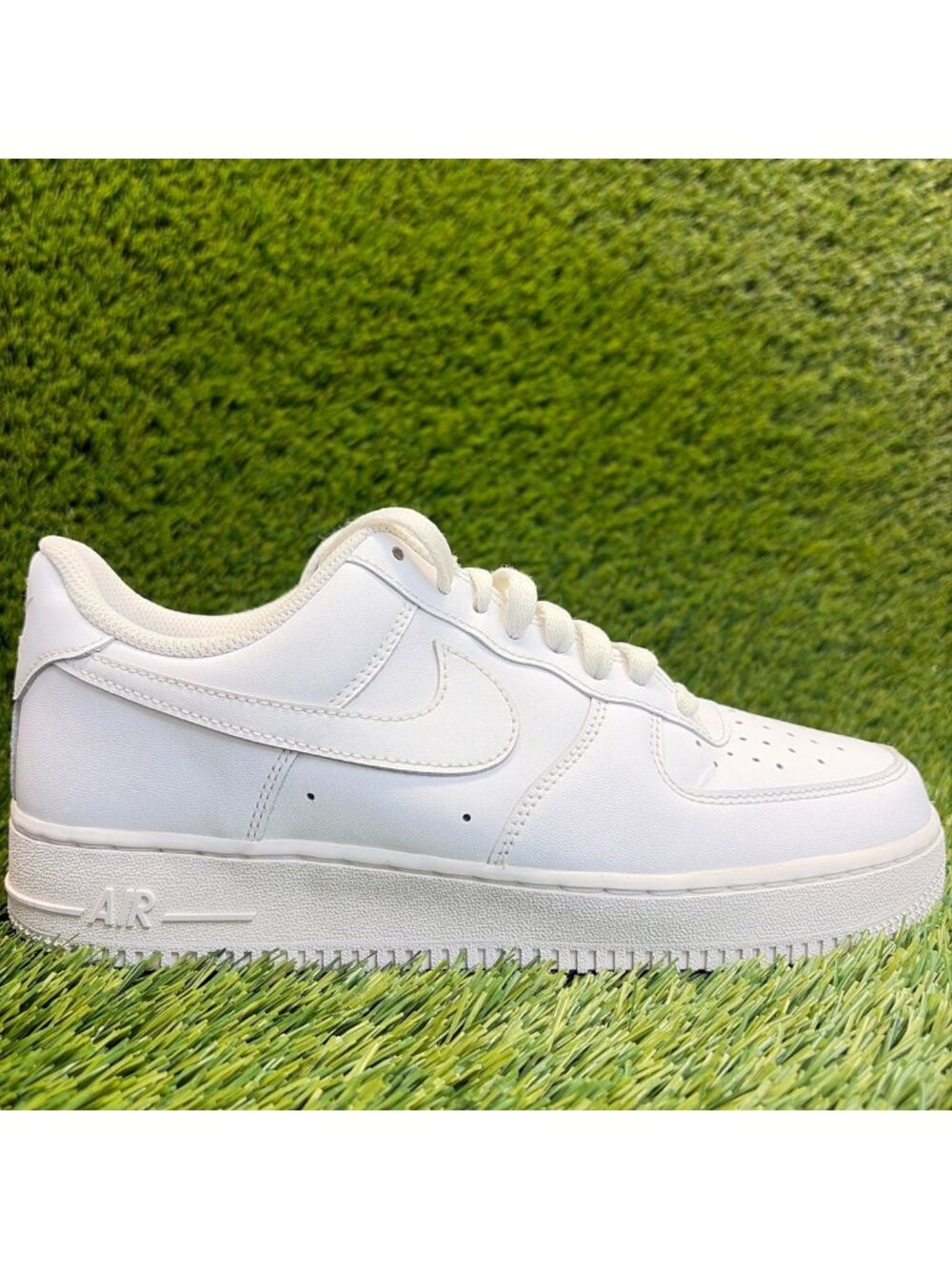 Nike Air Force 1 '07 Low Mens Size 8 White Athletic Lifestyle Shoes Sneakers